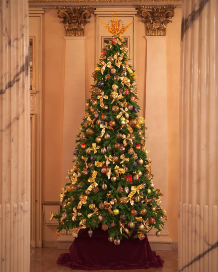 Το χριστουγεννιάτικο δέντρο στη Scala του Μιλάνου διακοσμημένο από τους Dolce & Gabbana