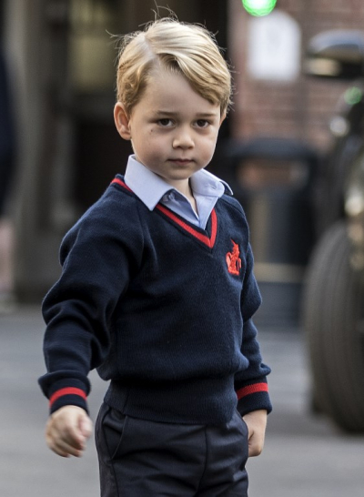 Παλιότερα, τα μικρά παιδιά της βασιλικής οικογένειας εκπαιδεύονταν στο σπίτι. Ωστόσο, η Kate και ο William διάλεξαν να στείλουν τον George και τη Charlotte στο σχολείο.
