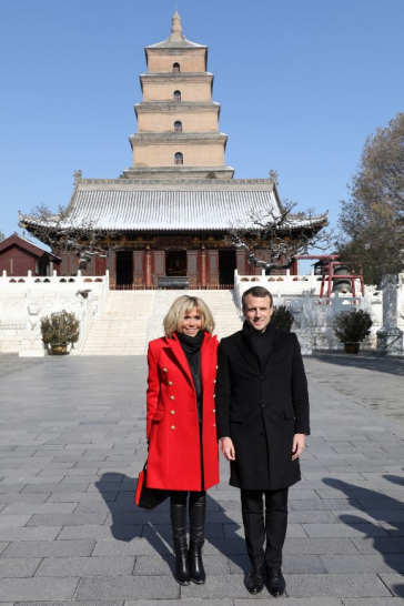 Η Brigitte Macron έκανε ένα πολύ δυναμικό στιλιστικό statement στο ταξίδι της στην Κίνα, με τον σύζυγό της Emmanuel Macron, φορώντας ένα κατακόκκινο midi παλτό