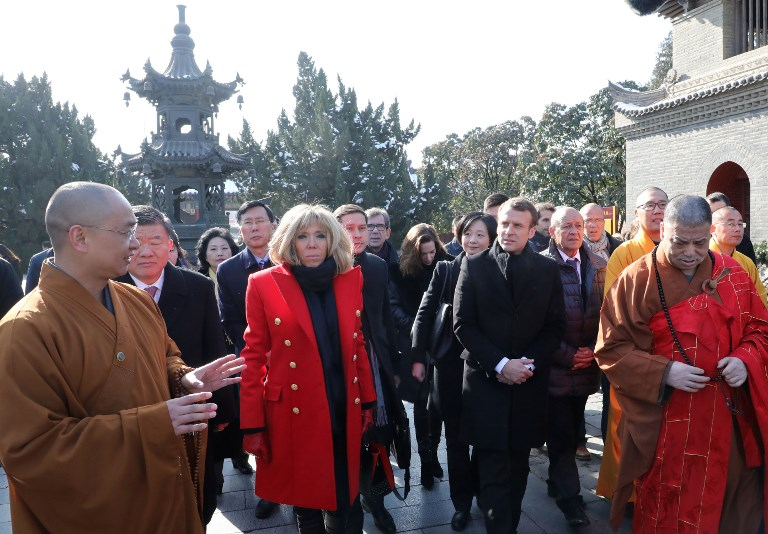 Το κόκκινο χρώμα συμβολίζει τη καλοτυχία στη Κίνα, έτσι η Macron αποφάσισε να μεταφέρει λίγη καλή ενέργεια με την επιλογή της