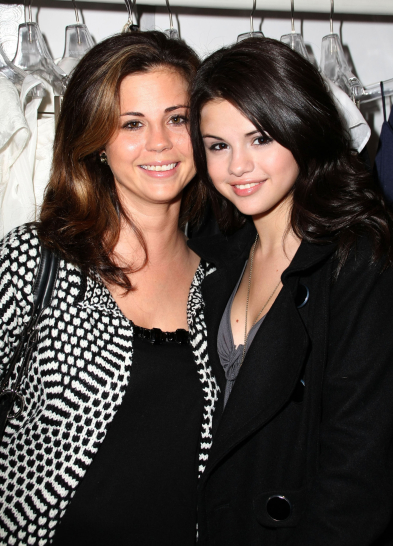Selena Gomez και Mandy Teefy
Είναι ξεκάθαρο ότι η Selena πήρε το λαμπερό αυτό χαμόγελο από τη μαμά της.
