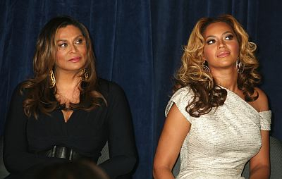 Beyonce και Tina Knowles
Πώς να είσαι ίδια με τη μαμά σου: Κάντε παρόμοια μαλλιά, επιλέξτε ίδιο μακιγιάζ και σταθείτε δίπλα-δίπλα!
