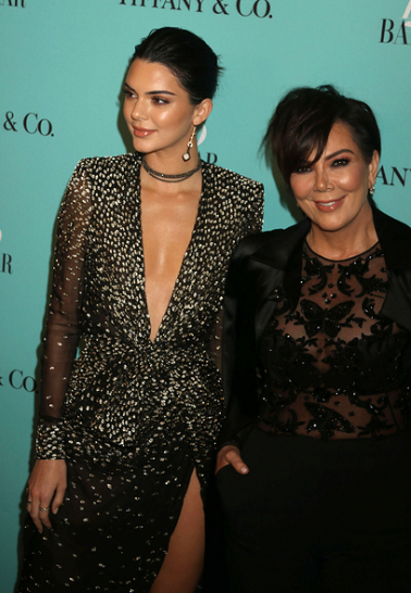 Kendall και Kris Jenner
Δεν είμαστε σίγουροι αν η Kendall μεγαλώνοντας μοιάζει όλο και περισσότερο στη μαμά της, ή η Kris στην κόρη της, αλλά είναι ολόιδιες.
