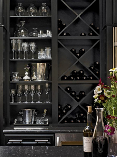 Για ένα πραγματικά εντυπωσιακό αποτέλεσμα χρησιμοποιήστε ανοιχτά μαύρα ράφια ή έπιπλα και τοποθετήστε μέσα ποτήρια και μπουκάλια. Αν είστε, μάλιστα, λάτρεις του κρασιού τότε έχετε την ευκαιρία να δημιουργήσετε την ατμόσφαιρα ενός… wine bar στην κουζίνα σα