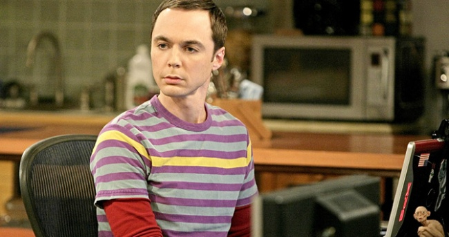 Ο Jim Parsons που παίζει τέλεια τον Sheldon Cooper (Ph.D., Sc.D.) στο The Big Bang Theory, φαίνεται σαν να είναι γύρω στα 30. Στην πραγματικότητα είναι όμως 43 χρονών.
