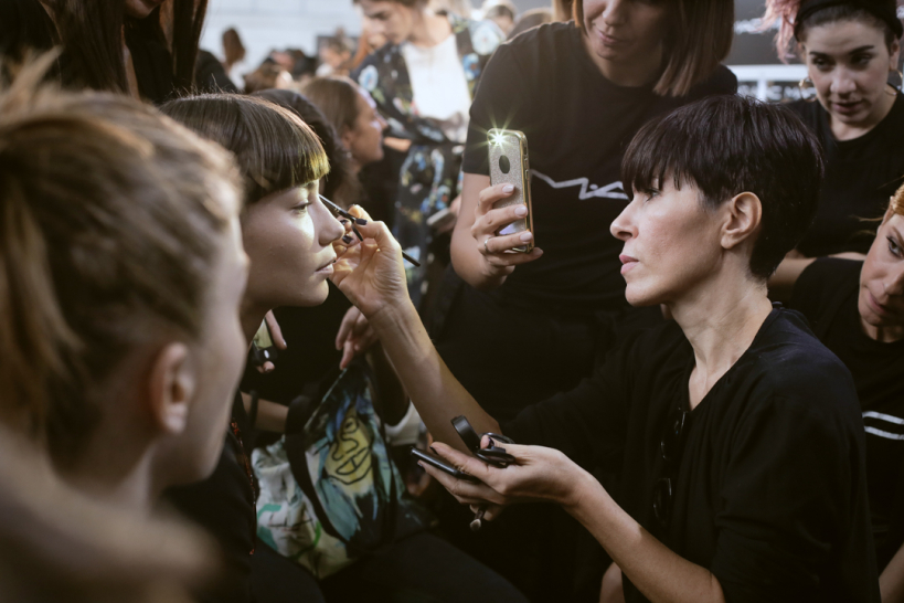 Η Αλεξάνδρα Σπυριδοπούλου, Global Senior Artist της MAC Cosmetics, δείχνει στην ομάδα της όλες τις λεπτομέρειες του μακιγιάζ για το show του κάθε σχεδιαστή. 