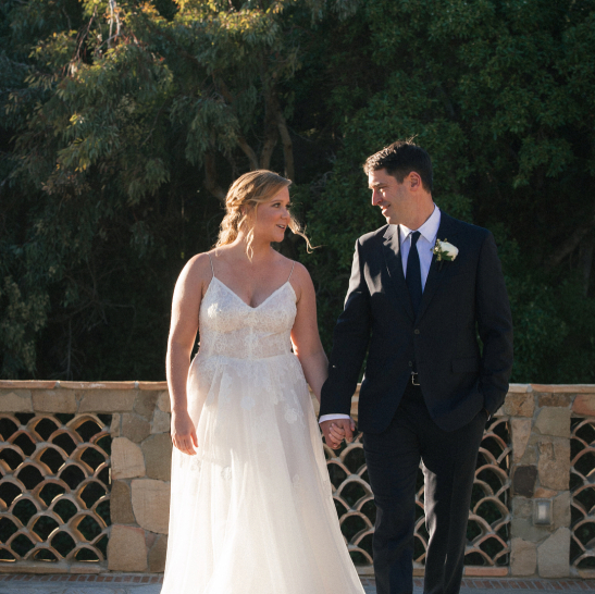 Amy Schumer & Chris Fischer: Mε κρυφό γάμο στο Malibu παντρεύτηκαν μετά από τρεις μήνες η κωμικός και ο συγραφέας συνταγών 