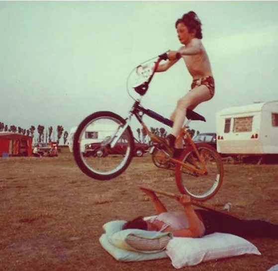 1987 - Μια μαμά κάνει τη ράμπα για την ποδηλατική φιγούρα του παιδιού της