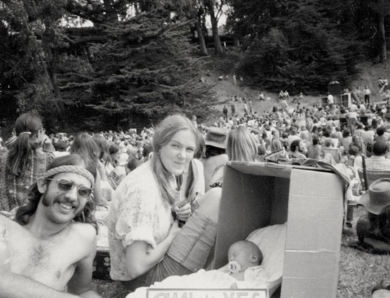 1972 - Οι γονείς έβαλαν το παιδί τους σε ένα κουτί και το πήραν μαζί τους στο φεστιβάλ μαριχουάνας