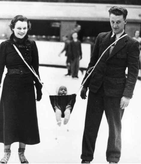 1937 - Ένα ζευγάρι κάνει πατινάζ μαζί με το μωρό