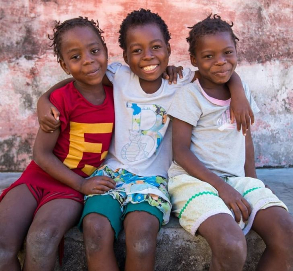 3 ενωμένες φίλες κάπου στη Μοζαμβίκη/ © brunopedro.mz / Instagram
