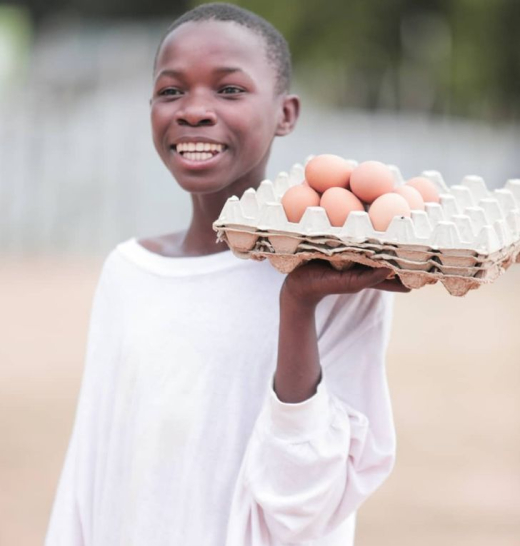 Ένα αγόρι πουλάει αυγά στο Delgado/ © brunopedro.mz / Instagram
 
