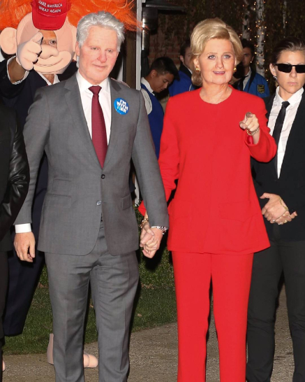 H Katy Perry και ο Orlando Bloom μεταμφιέζονται σε Hillary και Bill Clinton.
