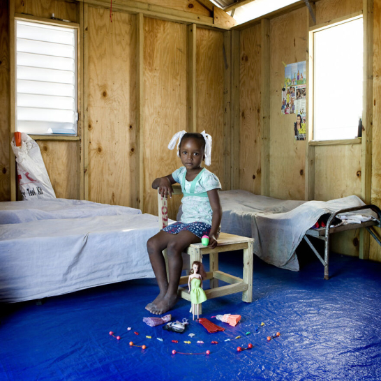 Η 6χρονη Bethsaida στο δωμάτιο με τα παιχνίδια της στην Αϊτή. 
