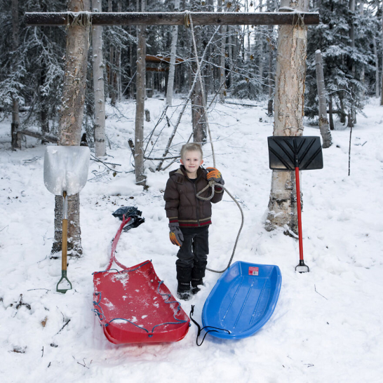 Ο 4χρονος Callum στην Αλάσκα. Το παιδί στέκεται ανάμεσα στα αγαπημένα του παιχνίδια, κοιτάζοντας περήφανα τον φακό!
