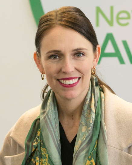 H Jacinda Ardern έχει καταγράψει σημαντικά ρεκόρ στην καριέρα της. Είναι η τρίτη γυναίκα πρωθυπουργός της Νέας Ζηλανδίας, η νεότερη ηγέτης της χώρας από το 1856 και η νεότερη ηγέτης στην ιστορία του Εργατικού Κόμματος. Τον Οκτώβρη του 2020 σημείωσε σαρωτική νίκη που θα της επιτρέψει να σχηματίσει την πρώτη μονοκομματική κυβέρνηση της Νέας Ζηλανδίας εδώ και σχεδόν 50 χρόνια! Πηγή φωτογραφίας: Wikipedia
