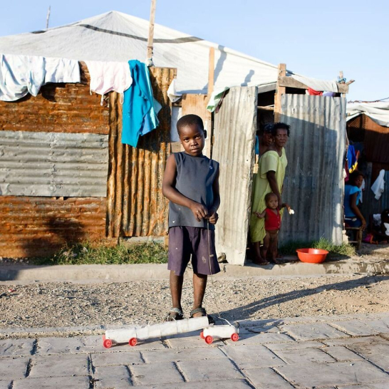 Rivaldo Fesna, 5 ετών. Ο μικρός απολαμβάνει το μοναδικό παιχνίδι του στην Αϊτή. 
