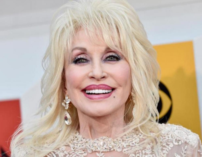 H Dolly Parton ανέβασε ένα video στον προσωπικό της λογαριασμό στο Instagram αντικαθιστώντας τους στίχους του διάσημου τραγουδιού «Jolene» με τη λέξη «vaccine».
