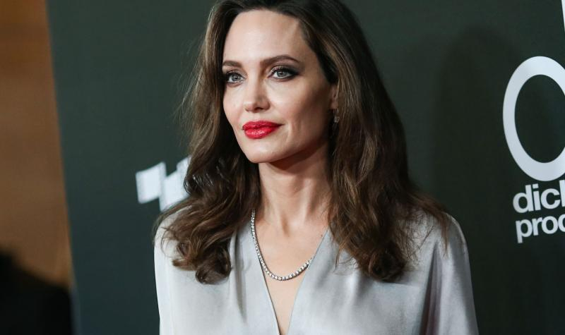 6. Angelina Jolie

Η Jolie είναι μια από τις πλουσιότερες ηθοποιούς του κόσμου και έχει μια φανταστική καθαρή αξία 160 εκατομμυρίων δολαρίων. Οι καλύτερες ερμηνείες της περιλαμβάνουν το «Mr. και Mrs. Smith» και το κριτικά αναγνωρισμένο «Girl, Interrupted».
