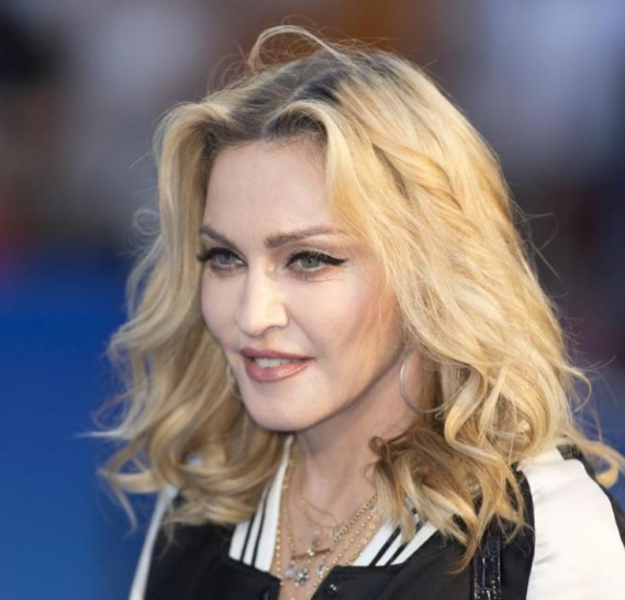 Madonna 

Έχει έξι παιδιά, εκ των οποίων τα 4 είναι υιοθετημένα. Τελευταία, η τραγουδίστρια υιοθέτησε τις δίδυμες Stelle και Estere από το Malawi. Έχει ήδη ακόμα δύο υιοθετημένα παιδιά, τον David Banda και την Mercy James, που κατάγονται από την ίδια χώρα.
