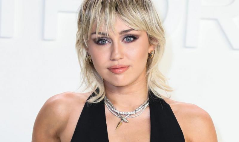 Miley Cyrus

Η διάσημη τραγουδίστρια υποστήριζε από πολύ παλιά την LGBTQ + κοινότητα και το 2015 ανακοίνωσε πως το φύλο της είναι «μη-δυαδικό».

