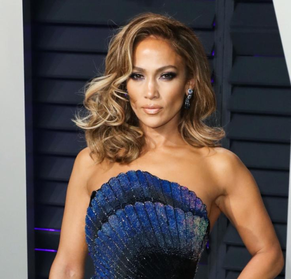 Jennifer Lopez

Δεν υπάρχει αμφιβολία ότι η 51χρονη σταρ φαίνεται πολύ νεότερη, αλλά νωρίτερα στη ζωή της, ίσως προσπαθούσε να κρύψει λίγο την ηλικία της. Ακόμα και μέχρι σήμερα, ορισμένα ειδησεογραφικά γραφεία αναφέρουν ότι η Lopez γεννήθηκε στις 24 Ιουλίου 1970, αντί για τις 24 Ιουλίου 1969, που φαίνεται να είναι η πραγματική ημερομηνία γενεθλίων της!
