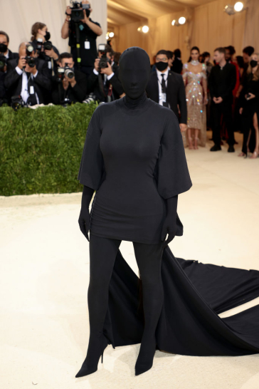 Kim Kardashian με Balenciaga
 
