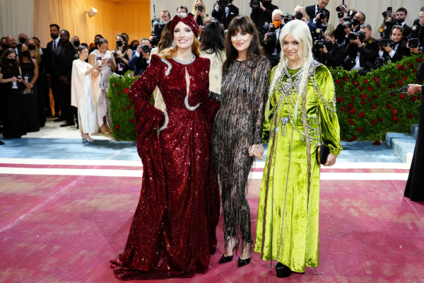 Jessica Chastain, Dakota Johnson και Kate Young με Gucci
