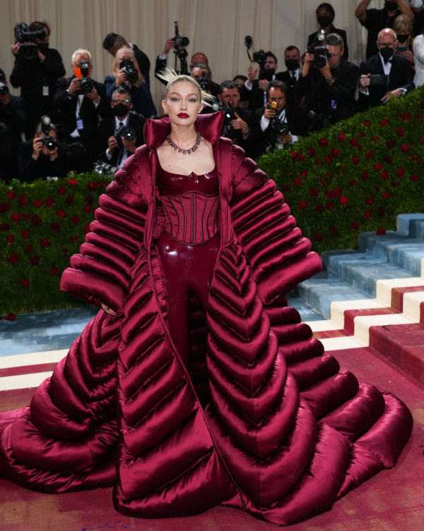 Gigi Gadid με Versace
