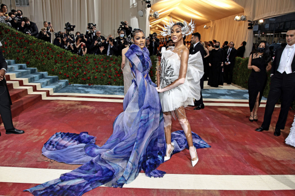 Teyana Taylor και Winnie Harlow με Iris van Herpen
