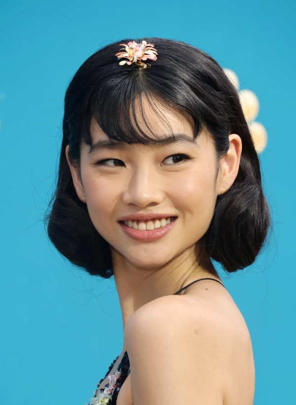 H HoYeon Jung εμφανίστηκε με ένα cute καρέ και με ένα ρομαντικό αξεσουάρ μαλλιών σε σχήμα λουλουδιού στο κεφάλι της. Το διακριτικό eyeliner σε συνδυασμό με τα nude χείλη ολοκλήρωσαν μοναδικά το beauty look της.
