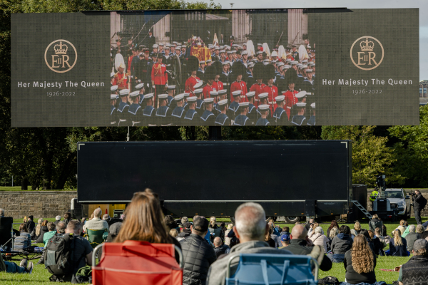 Οθόνη στο Holyrood Park στο Εδιμβούργο μεταδίδει ζωντανά την κηδεία
