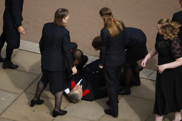 Μέλος του προσωπικού του Buckingham Palace καταρρέει στην είσοδο
