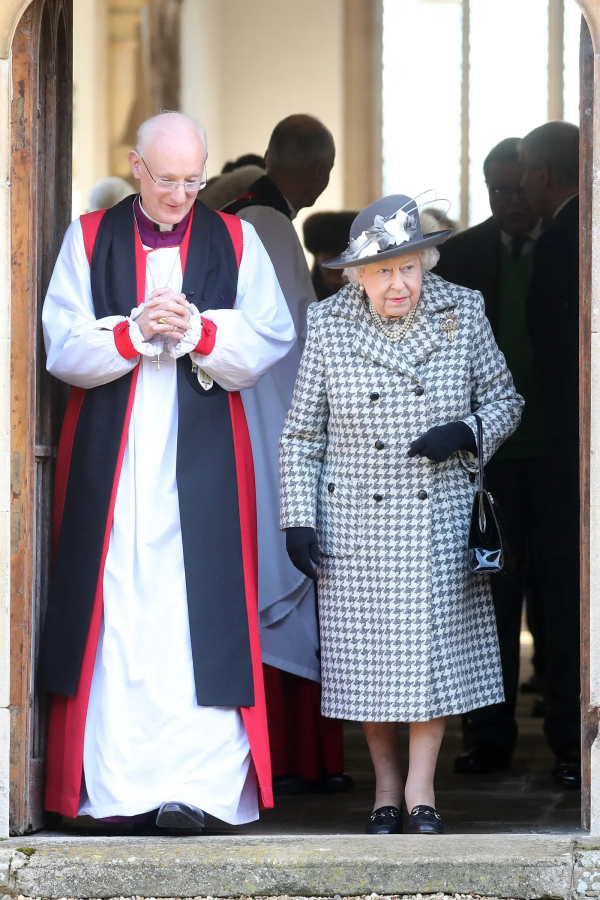 19 Ιανουαρίου 2020: Η βασίλισσα Ελισάβετ φωτογραφήθηκε φεύγοντας από την εκκλησία στο Sandringham φορώντας γκρι καρό παλτό και ασορτί αξεσουάρ
