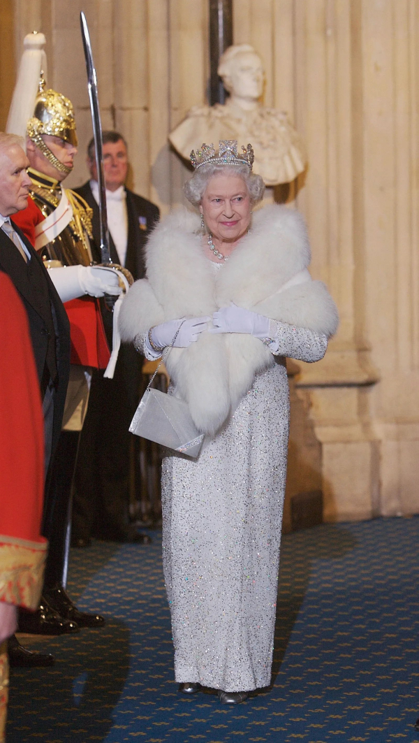 15 Νοεμβρίου 2006: Στo State Opening of Parliament, η Αυτού Μεγαλειότητα της επέλεξε ένα φόρεμα με λευκές χάντρες και γούνα

