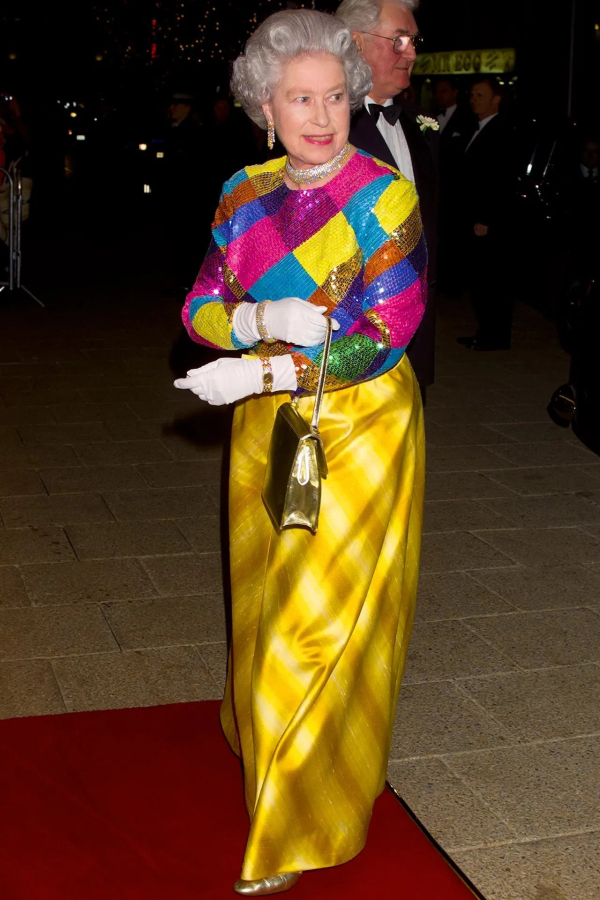 Νοέμβριος 1999 : Η βασίλισσα Ελισάβετ παρακολούθησε το Royal Variety Performance στον Ιππόδρομο του Μπέρμιγχαμ φορώντας ένα πολύχρωμο τοπ με παγιέτες και ριγέ χρυσή φούστα.
