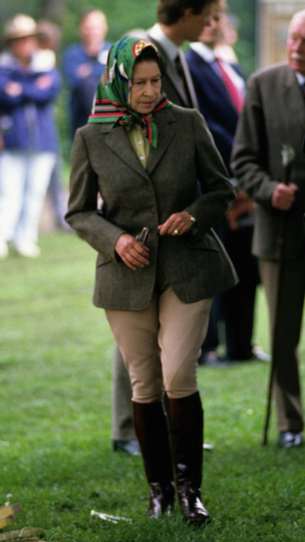 1 Μαΐου 1988: Η βασίλισσα φωτογραφήθηκε με ρούχα ιππασίας και εμπριμέ μαντίλι στο Royal Windsor Horse Show.
