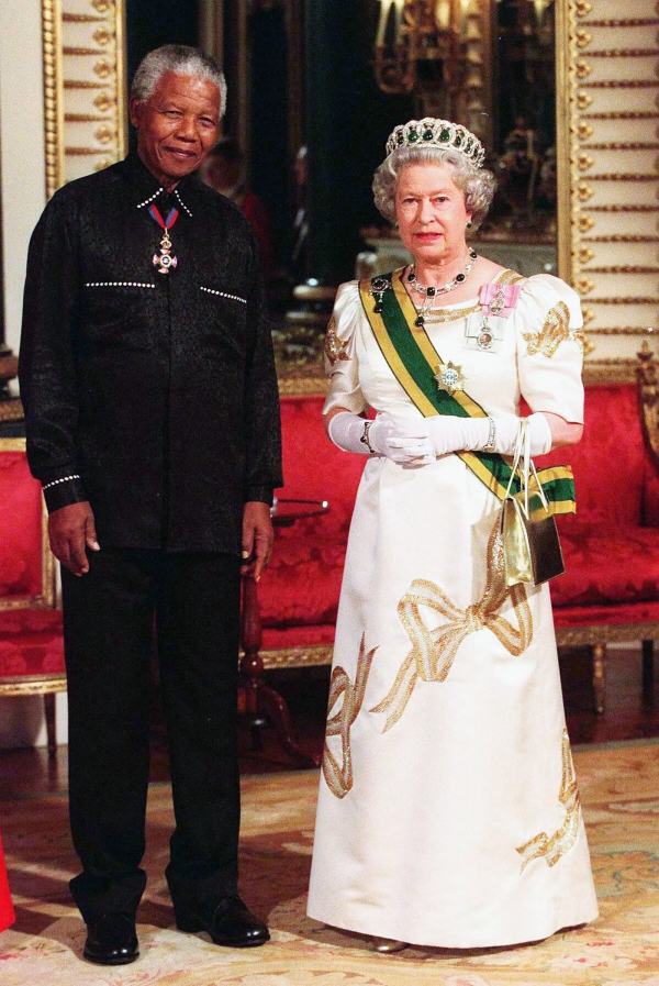 3 Μαΐου 2000: Η βασίλισσα φόρεσε ένα φόρεμα με bow-print για να χαιρετήσει τον Νέλσον Μαντέλα στα Ανάκτορα του Μπάκιγχαμ
