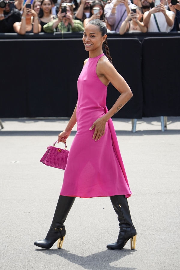 Η Zoe Saldana με ροζ φόρεμα
