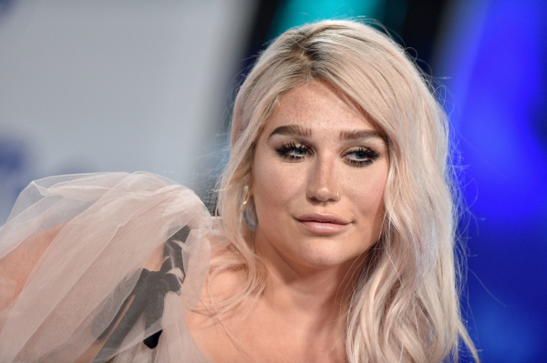 EXCLUSIVE  Singer  Kesha spotted hiding behind a pillow in Los Angeles  CA