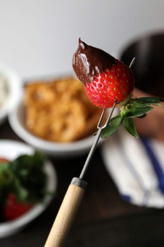 03deee4b5a874481 chocolate-strawberry-with-stick