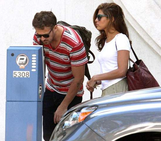 1362419379 ryan-gosling-eva-mendes-july-14-2012
