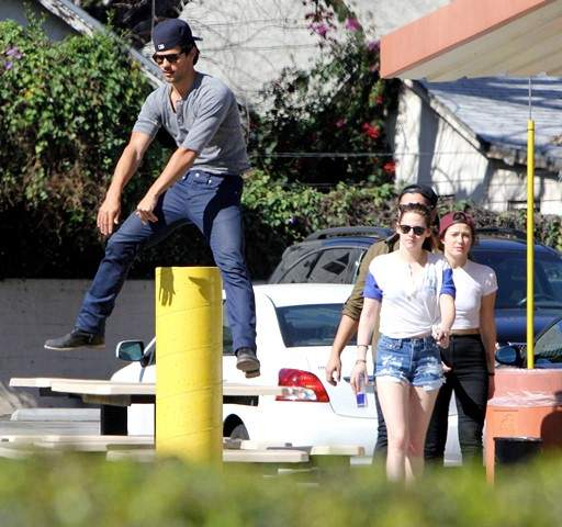 1363380536 taylor-lautner-kristen-stewart-zoom