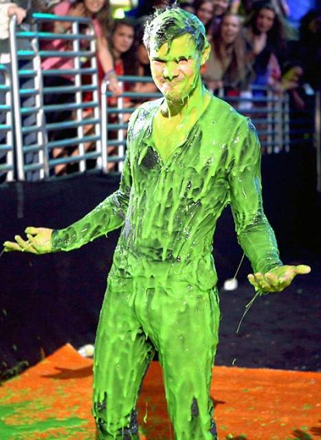 1363798596 taylor-lautner-560