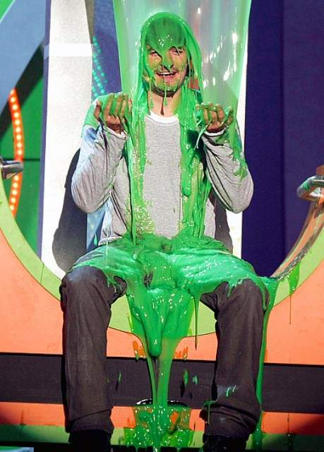 1363798734 orlando-bloom-560