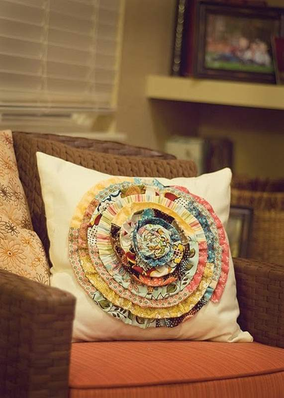 FLOWERED PILLOW15