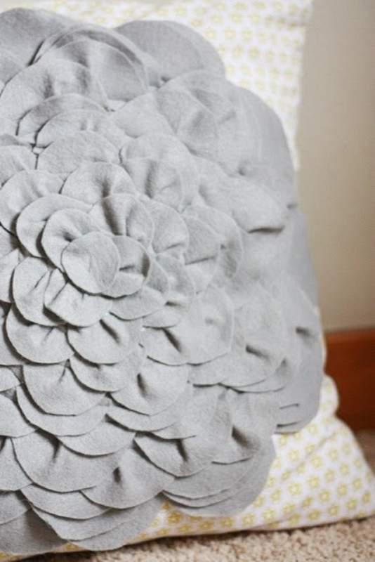 FLOWERED PILLOW3