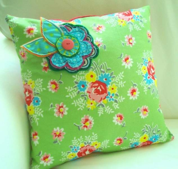 FLOWERED PILLOW4