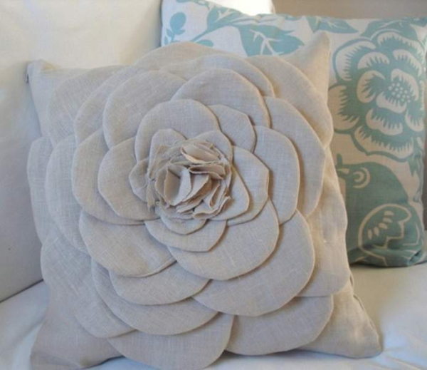 FLOWERED PILLOW8