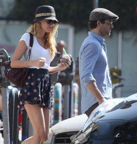 Honorarabsprache BLAKE LIVELY und RYAN REYNOLDS auf dem Weg zu einem romantischen Picknick - 8861753 Exclusive Couple Blake Lively and Ryan Reynolds stop to get some ice cream before heading out for a romantic picnic in Los Angeles California on Mar